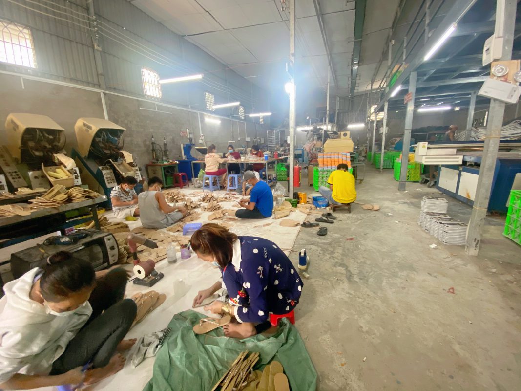 Xưởng sản xuất dép da giá rẻ Hồ Chí Minh