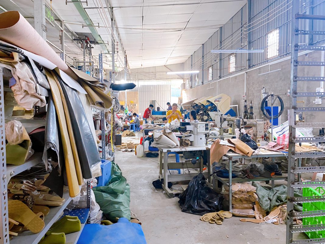 Xưởng sản xuất giày dép nam chất lượng cao